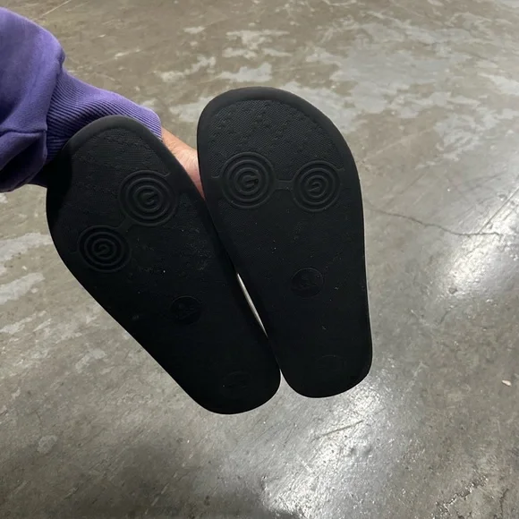 Gucci slides. - Picture 2 of 4
